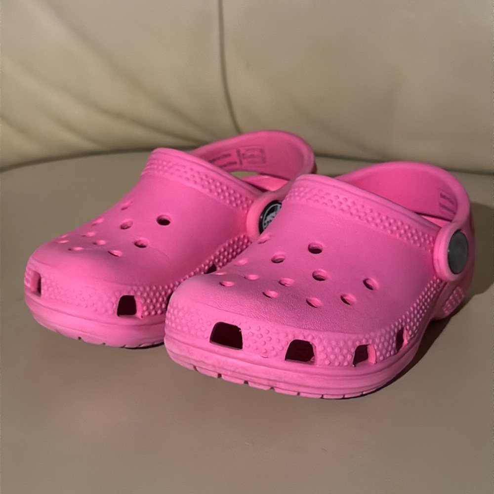 CROCS Classic Clog in Bright Pink Kids Shoe